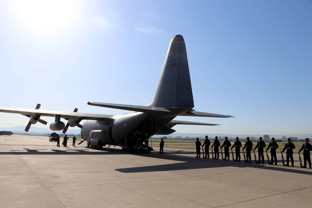 Uçak kazasında şehit olan 2 albay için komutanlıkta tören - Resim: 32